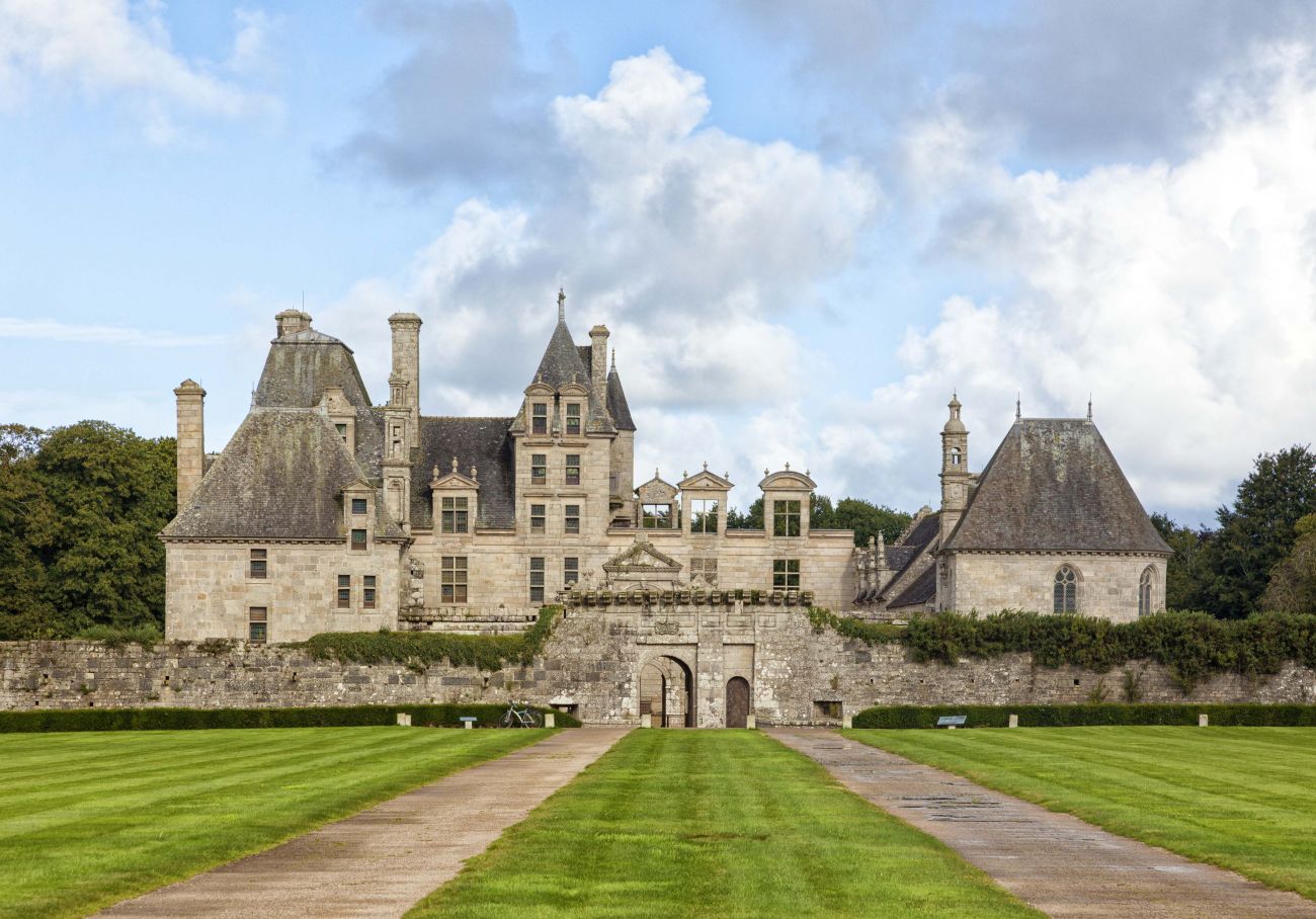 Le château de Kerjean dans le Finistère, proche de notre résidence sénior Le château de Kerjean dans le Finistère, proche de notre résidence sénior