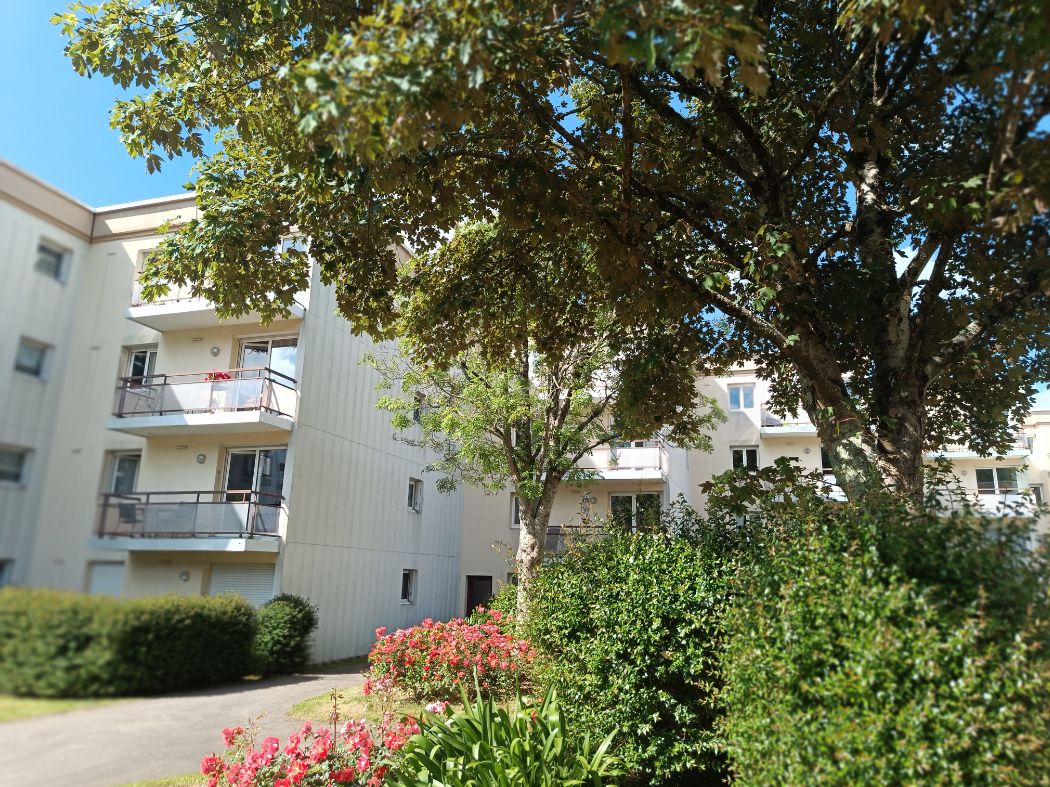 Vue d'un bâtiment depuis le jardin Vue d'un bâtiment depuis le jardin