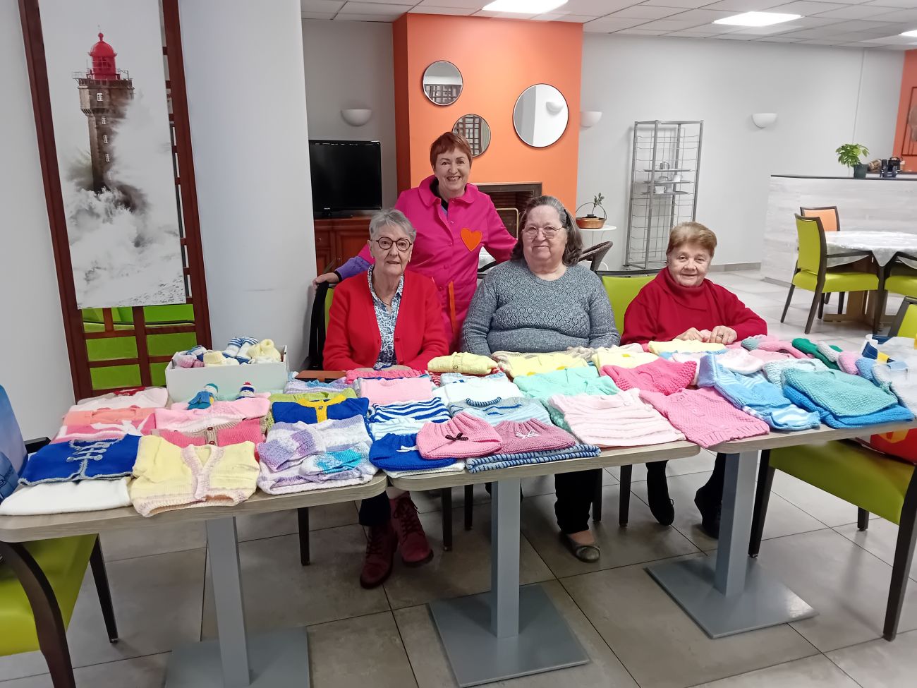 Remise de la layette tricot&eacute;e pour des enfants de l'h&ocirc;pital Morvan